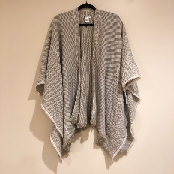 Sole Society Sweaters - 🍁Sole Society Grey Knit Fringe Shawl Sweater OS